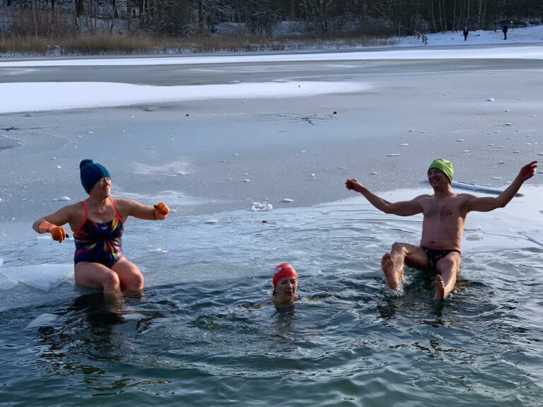 Schwimmen im Eis