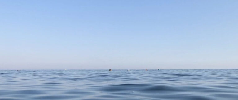 Im Meer lasse ich mich treiben